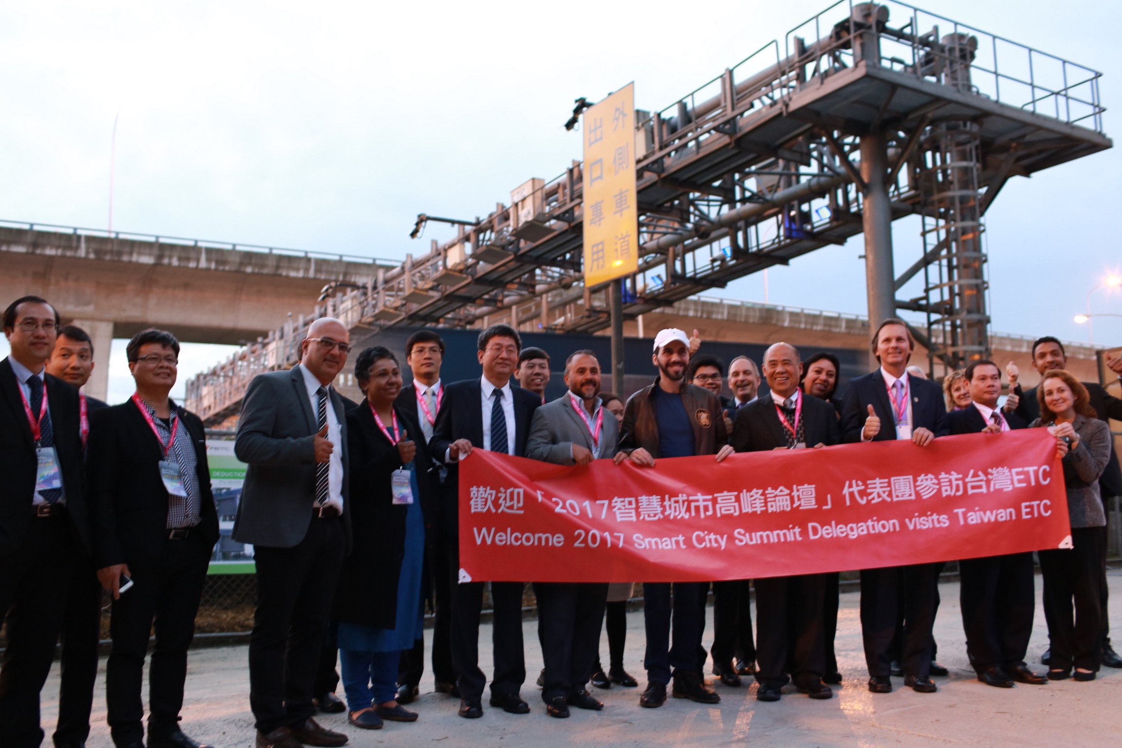 圖一：10國城市首長及高階官員肯定台灣ETC智慧城市相關應用，並於ETC感應門架前開心合影。.JPG