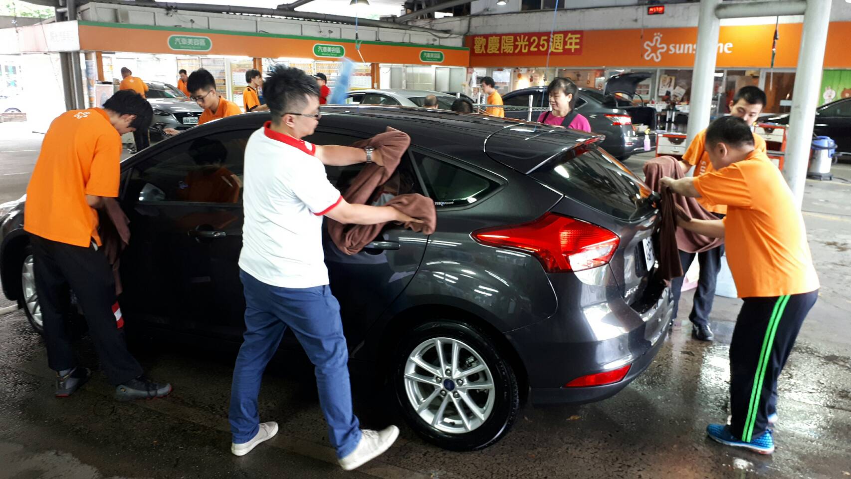 新聞圖片二：遠通電收公司同仁3(日)到陽光基金會參與志工活動，實際體驗擦車、洗車工作。.jpg